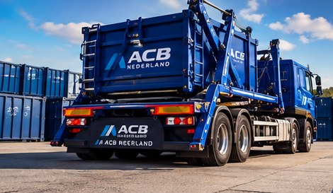 Vrachtwagen bij een terrein vol blauwe containers